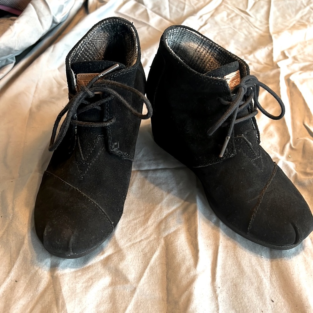 Tom’s black wedge suede boots